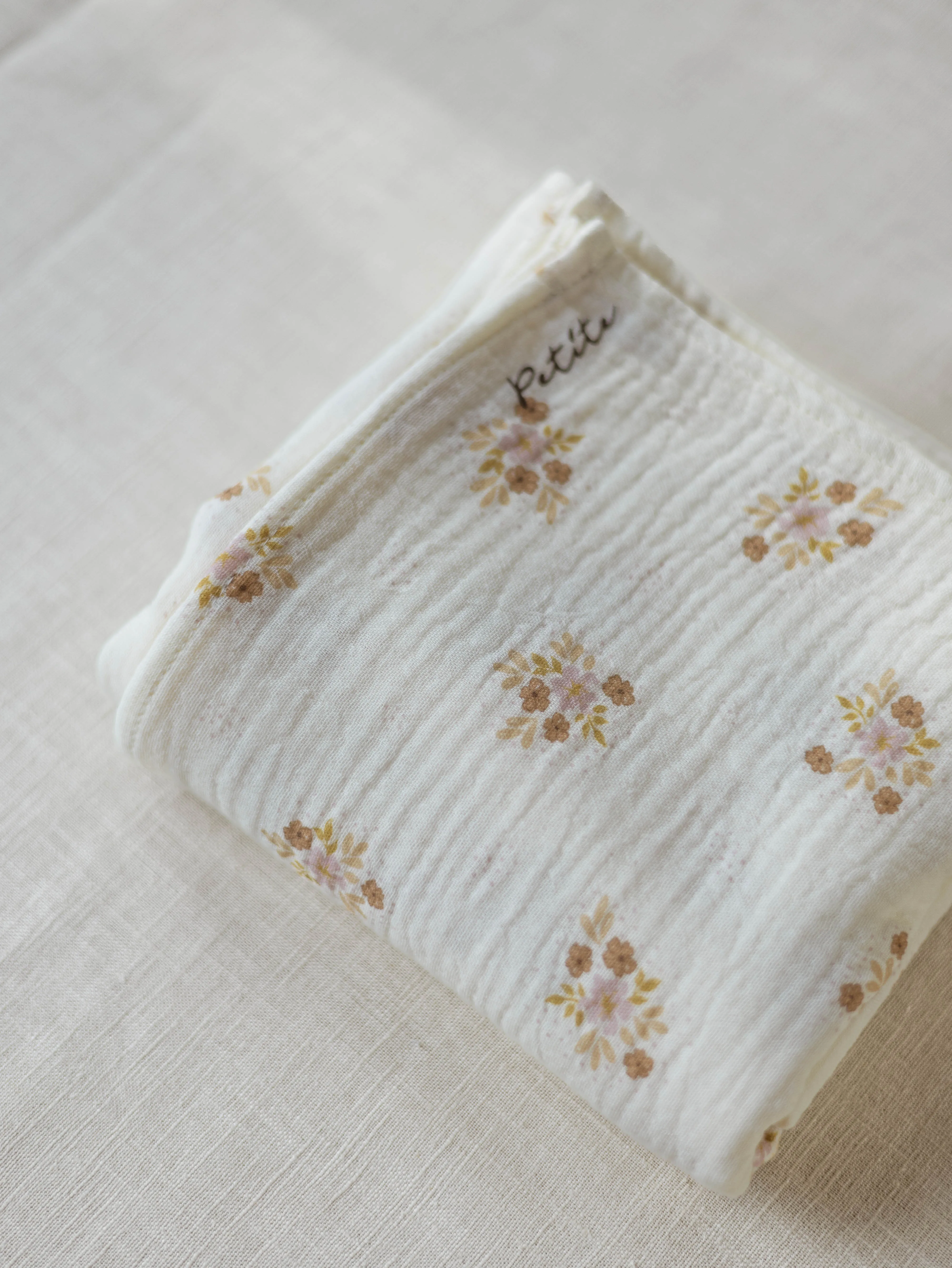 Baby swaddle / Flowers & dots