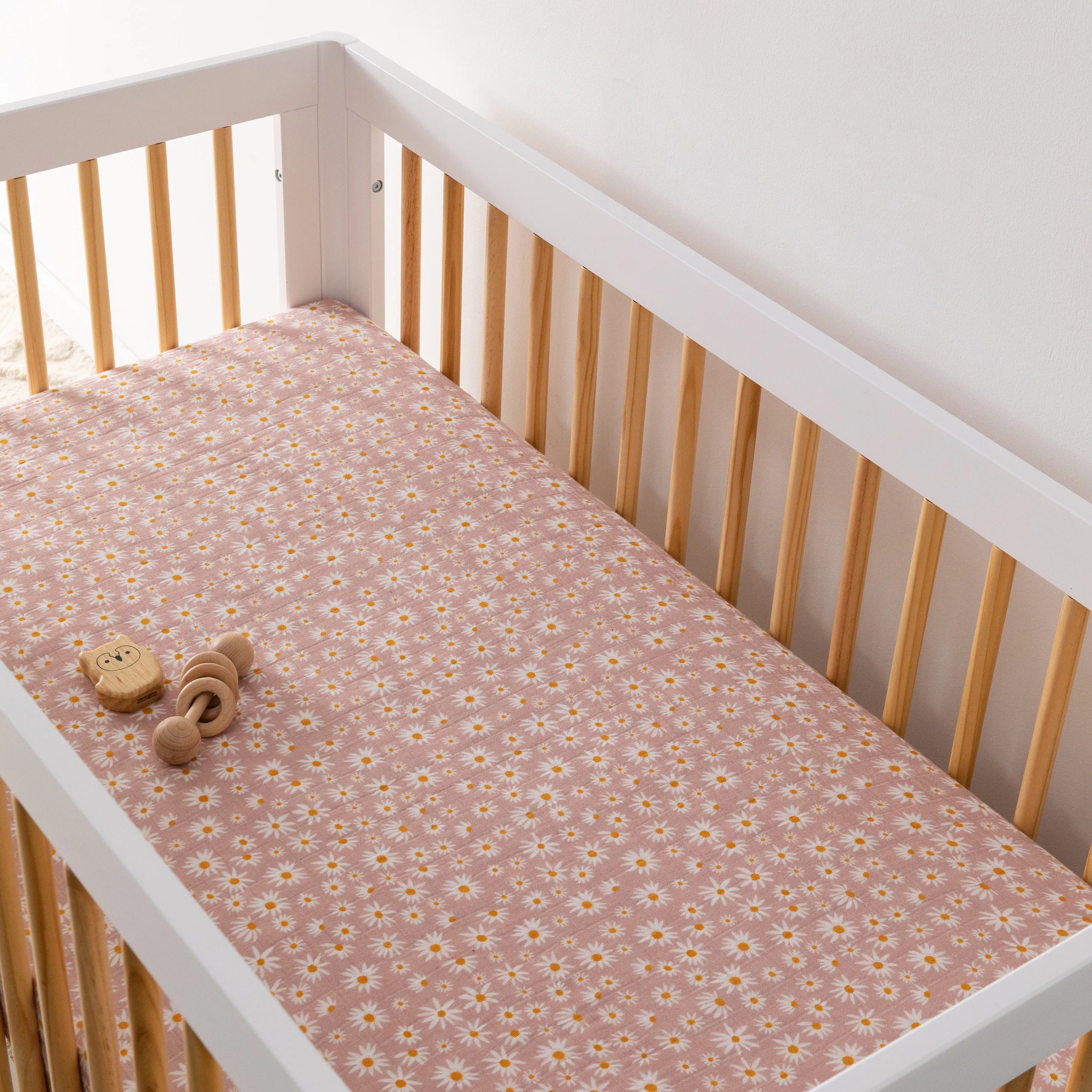 Daisy Crib Sheet in GOTS Certified Organic Muslin Cotton